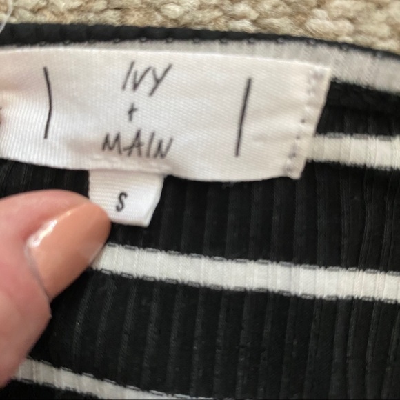 Black and white stripe long sleeve crop top - Picture 5 of 5